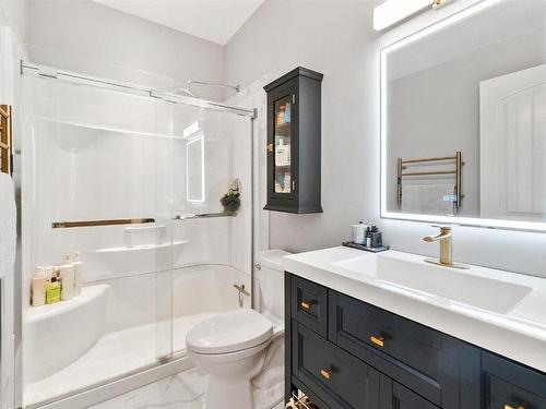 698 Devonian Avenue, Kelowna, BC - Indoor Photo Showing Bathroom
