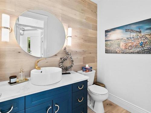 698 Devonian Avenue, Kelowna, BC - Indoor Photo Showing Bathroom