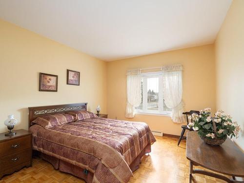 Chambre Ã Â coucher - 15 Rue Biscaye, Dollard-Des-Ormeaux, QC - Indoor Photo Showing Bedroom