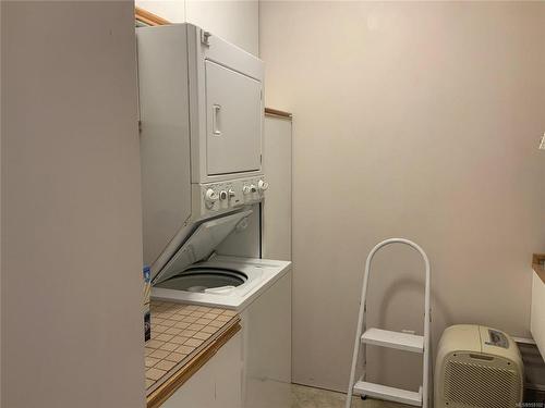 19-605 Rockland Rd, Campbell River, BC - Indoor Photo Showing Laundry Room