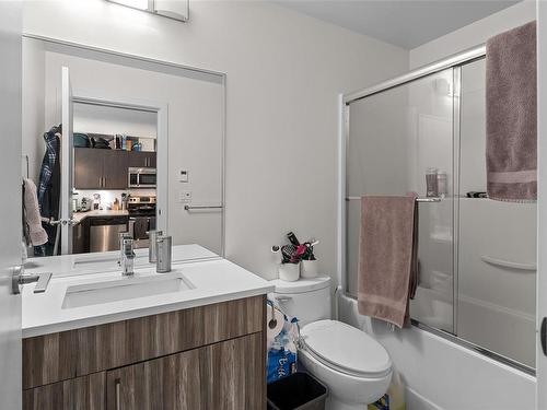104-317 Burnside Rd East, Victoria, BC - Indoor Photo Showing Bathroom