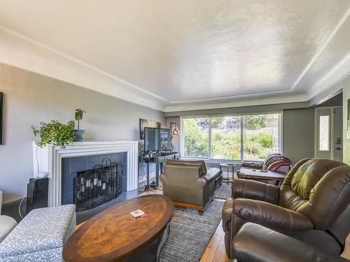 1503 Townsite Rd, Nanaimo, BC - Indoor Photo Showing Living Room With Fireplace
