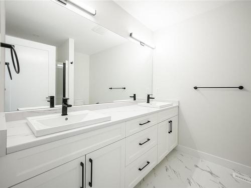 33-1090 Evergreen Rd, Campbell River, BC - Indoor Photo Showing Bathroom