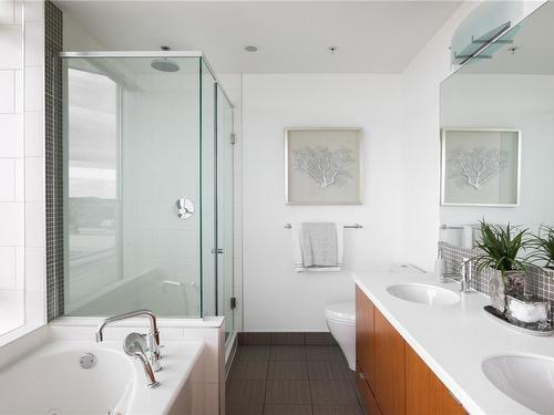 1502-760 Johnson St, Victoria, BC - Indoor Photo Showing Bathroom