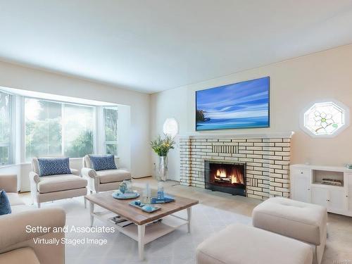 507 Hawthorne Dr, Qualicum Beach, BC - Indoor Photo Showing Living Room With Fireplace