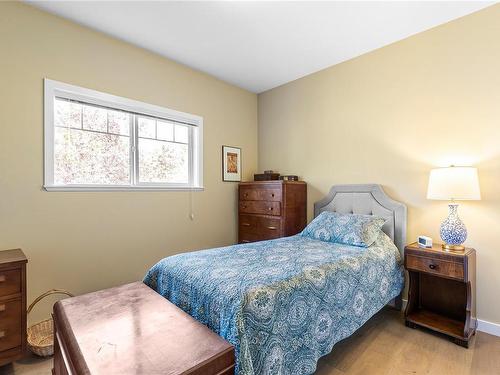 604 Lacouvee Way, Qualicum Beach, BC - Indoor Photo Showing Bedroom