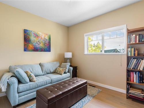 604 Lacouvee Way, Qualicum Beach, BC - Indoor Photo Showing Living Room