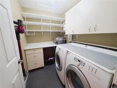 67-120 Finholm St North, Parksville, BC - Indoor Photo Showing Laundry Room