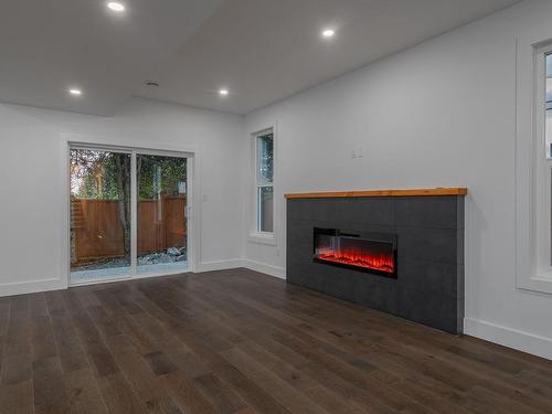 2080 Estevan Rd, Nanaimo, BC - Indoor Photo Showing Living Room With Fireplace