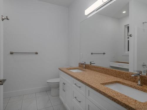 2080 Estevan Rd, Nanaimo, BC - Indoor Photo Showing Bathroom