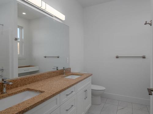 2080 Estevan Rd, Nanaimo, BC - Indoor Photo Showing Bathroom
