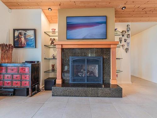 285 & 289 Canvasback Pl, Salt Spring, BC - Indoor Photo Showing Living Room With Fireplace