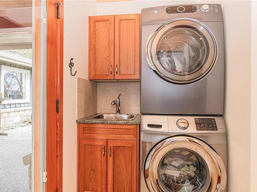 285 & 289 Canvasback Pl, Salt Spring, BC - Indoor Photo Showing Laundry Room