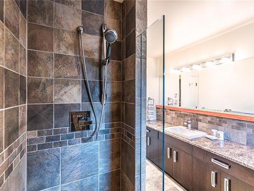285 & 289 Canvasback Pl, Salt Spring, BC - Indoor Photo Showing Bathroom