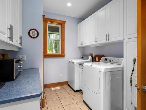 2805 Wildberry Rd, Ladysmith, BC - Indoor Photo Showing Laundry Room