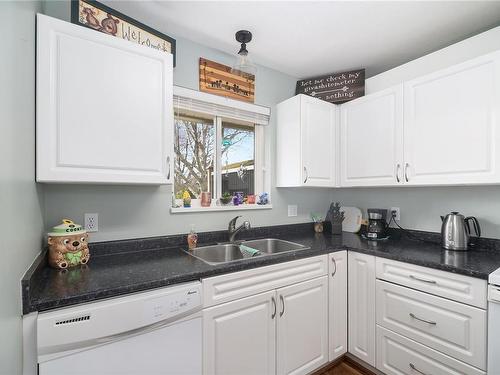 3-772 Robron Rd, Campbell River, BC - Indoor Photo Showing Kitchen With Double Sink