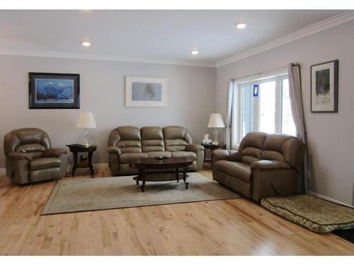 837 Huffman Court, Fort Frances, ON - Indoor Photo Showing Living Room