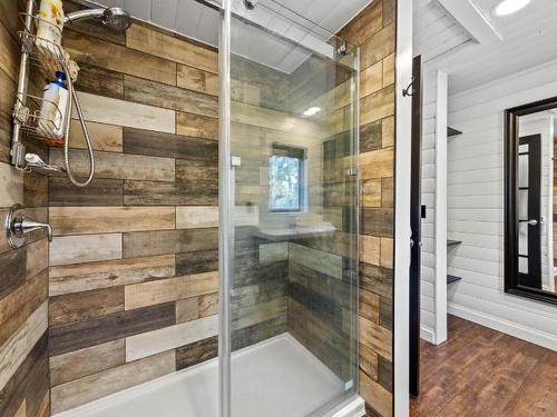 9027 Planet Mine Road, Kamloops, BC - Indoor Photo Showing Bathroom