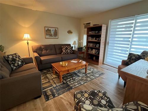 206-298 Yorkton Avenue, Penticton, BC - Indoor Photo Showing Living Room