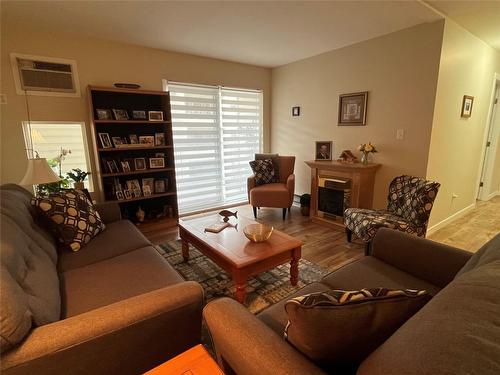 206-298 Yorkton Avenue, Penticton, BC - Indoor Photo Showing Living Room