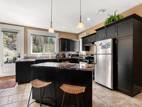 5500 Rockface Road, Kelowna, BC - Indoor Photo Showing Kitchen With Upgraded Kitchen