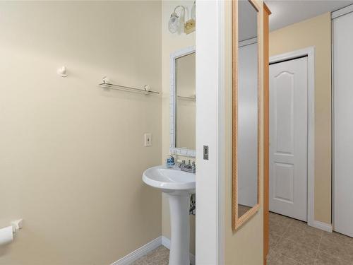 879 Mt. Grady Place, Vernon, BC - Indoor Photo Showing Bathroom