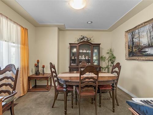879 Mt. Grady Place, Vernon, BC - Indoor Photo Showing Dining Room