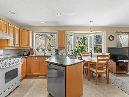 879 Mt. Grady Place, Vernon, BC - Indoor Photo Showing Kitchen