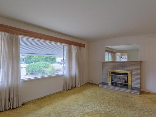 1915 Bowes Street, Kelowna, BC - Indoor Photo Showing Living Room With Fireplace