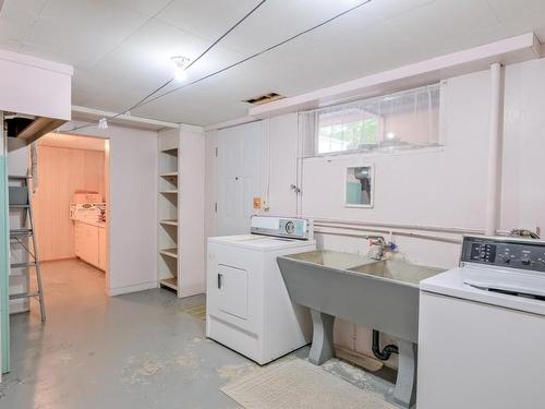 1915 Bowes Street, Kelowna, BC - Indoor Photo Showing Laundry Room
