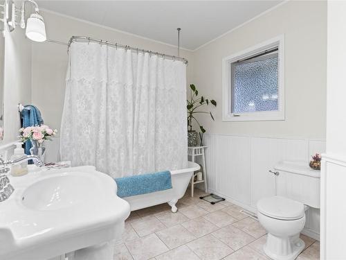 11406 Coldstream Creek Road, Coldstream, BC - Indoor Photo Showing Bathroom