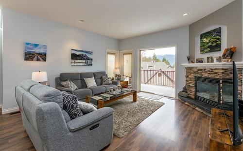 5-441 20 Street, Salmon Arm, BC - Indoor Photo Showing Living Room With Fireplace