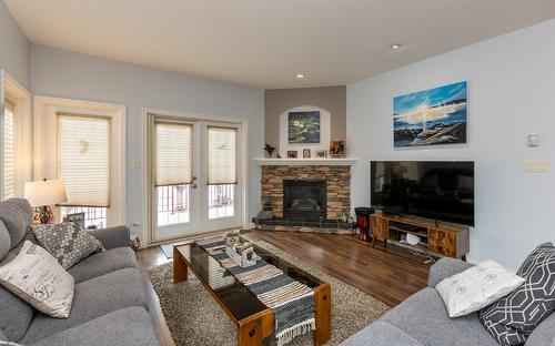 5-441 20 Street, Salmon Arm, BC - Indoor Photo Showing Living Room With Fireplace