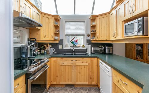 5-441 20 Street, Salmon Arm, BC - Indoor Photo Showing Kitchen With Double Sink