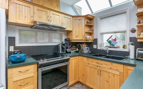 5-441 20 Street, Salmon Arm, BC - Indoor Photo Showing Kitchen With Double Sink