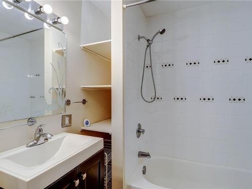 7662 Tozer Rd, Fanny Bay, BC - Indoor Photo Showing Bathroom