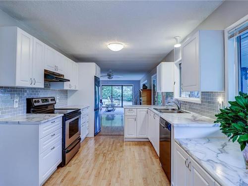 7662 Tozer Rd, Fanny Bay, BC - Indoor Photo Showing Kitchen With Double Sink With Upgraded Kitchen