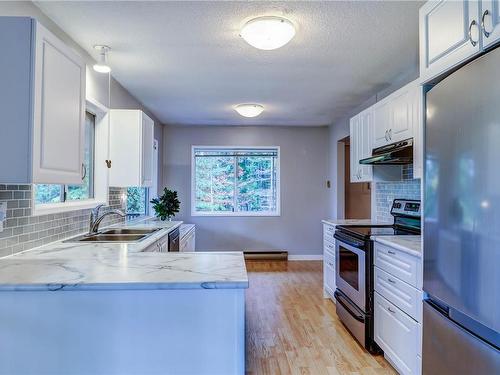 7662 Tozer Rd, Fanny Bay, BC - Indoor Photo Showing Kitchen With Double Sink