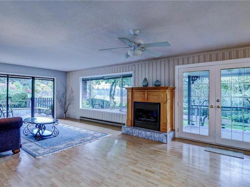 7662 Tozer Rd, Fanny Bay, BC - Indoor Photo Showing Living Room With Fireplace