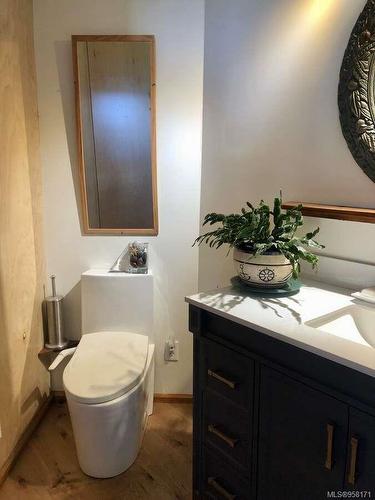 110 Hillside Rd, Sointula, BC - Indoor Photo Showing Bathroom