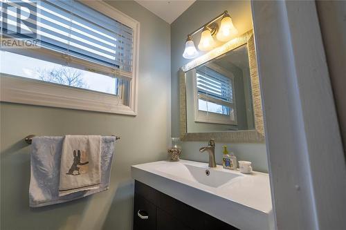964 Princess Avenue, Sarnia, ON - Indoor Photo Showing Bathroom