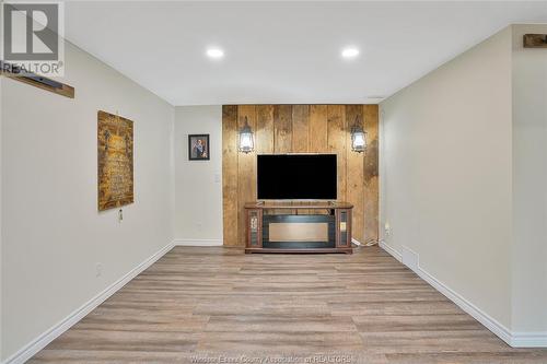 3106 Viola Crescent, Windsor, ON - Indoor With Fireplace