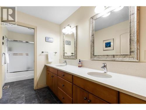2735 Harvard Road, Kelowna, BC - Indoor Photo Showing Bathroom
