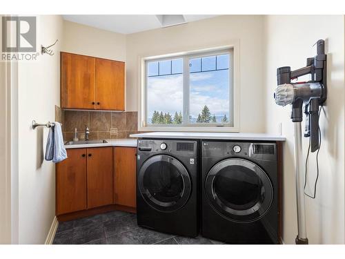 2735 Harvard Road, Kelowna, BC - Indoor Photo Showing Laundry Room