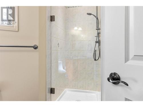 2735 Harvard Road, Kelowna, BC - Indoor Photo Showing Bathroom
