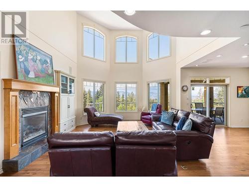 2735 Harvard Road, Kelowna, BC - Indoor Photo Showing Living Room With Fireplace