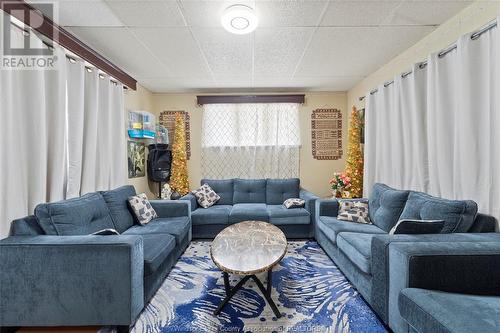 1021 Howard Avenue, Windsor, ON - Indoor Photo Showing Living Room