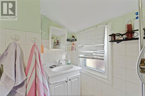1021 Howard Avenue, Windsor, ON - Indoor Photo Showing Bathroom