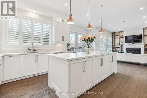 325 Ashbury Rd, Oakville, ON - Indoor Photo Showing Kitchen With Upgraded Kitchen