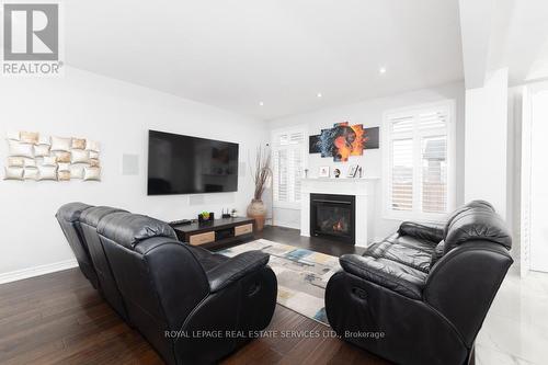 17 Narbonne Cres, Hamilton, ON - Indoor Photo Showing Living Room With Fireplace
